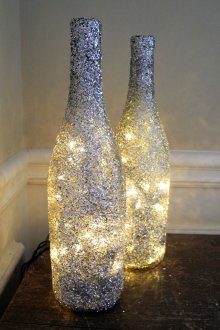 Красив дизайн на бутилка с блясъци и гирлянди