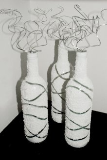 Необичаен дизайн на бели бутилки