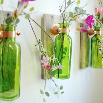 Бутилки като декорация за стена