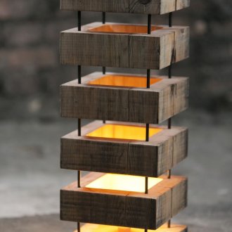 Малка лампа за маса, изработена от дърво и метал