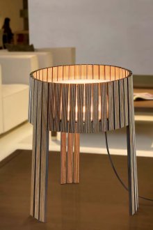 Дървена лампа за маса