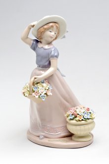 실내 장식용 꽃을 든 입상 소녀