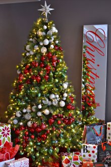 Зрелищен декор на коледно дърво