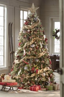 Красива декорация за коледно дърво в традиционен стил