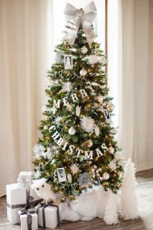 Декорация на бяло коледно дърво за Нова година