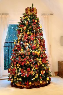 Червен жълт декор на коледна елха