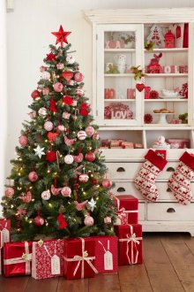 Червен и бял дизайн на коледно дърво за Нова година.