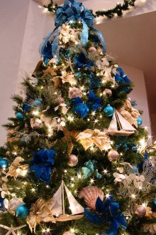 Сини елементи в декора на коледното дърво за Нова година в морски стил.