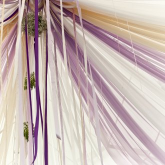 축하를 위한 방을 컬러 리본으로 장식하기