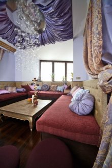 라운지에서 천으로 천장 장식하기