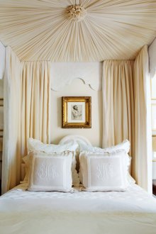 베이지 색 천으로 침실 천장 장식하기