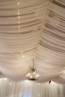 흰색 투명 천으로 천장 장식