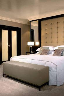 Kelabu, warna kuning muda dan hitam di dalam bilik tidur bilik tidur.