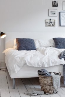 Grey accents di bilik tidur putih