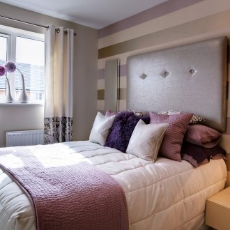Aksen lilac di dalam bilik tidur beige