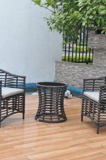 Черни плетени мебели на парцела