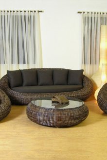 Тъмнокафяви плетени мебели в къщата