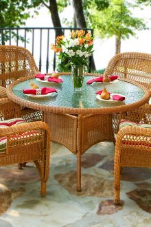 Бежови плетени мебели на терасата