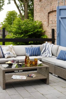 Сиви плетени мебели на терасата