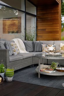 Сив плетен ъглов диван на терасата