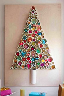 Красив декор под формата на коледно дърво на стената