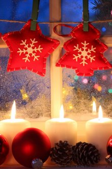 Декорация на прозорци с играчки и свещи за Нова година