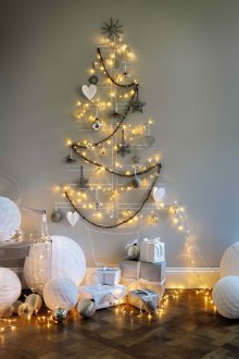 Декорация на стената във формата на коледно дърво и интериора с хартиени топки