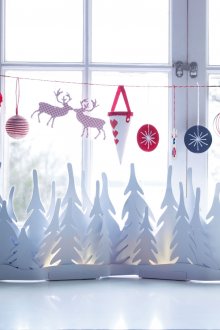 Декорация на прозорци с декори за играчки и хартия за Нова година.