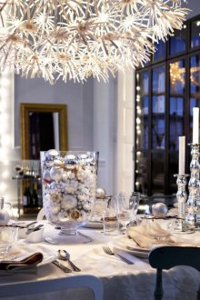 Сребърен новогодишен декор на маса