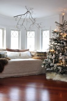 Бели играчки за украса на коледното дърво