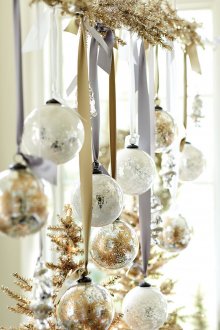 Коледни топки и клонки за украса на стаята