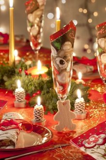 Червено-бял декор на маса