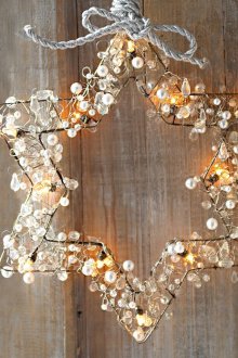 Красива звезда, изработена от тел, мъниста и гирлянди