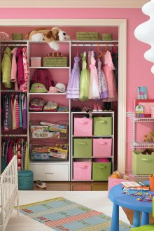 Розово-зелена система за съхранение в детската стая