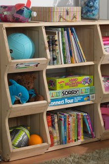 Дървена шкафче за книги в детска стая за момче