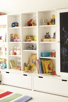 Бяла стойка за съхранение с големи чекмеджета