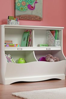 Бял скрин за съхранение на играчки в детската стая