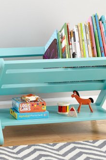 Тюркоазен рафт за книги в детската стая