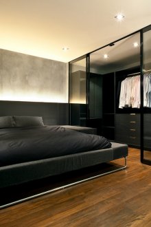 Bilik persalinan dengan pintu kaca di dalam bilik tidur