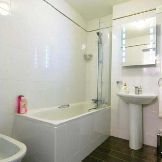 Фурнирована врата за баня