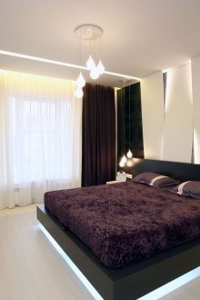 Warna hitam, putih dan ungu di bahagian dalam bilik tidur