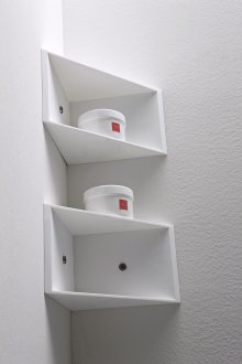 Бели ъглови рафтове в банята