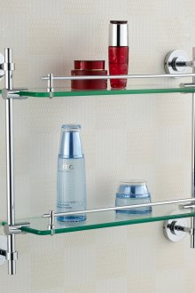 Стъклен и метален рафт в банята