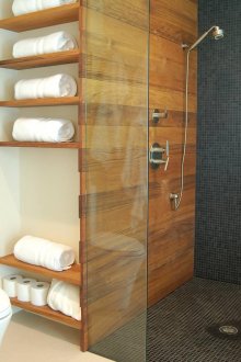Вградени дървени рафтове в банята