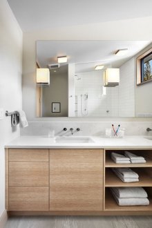 Дървени рафтове в шкафа под мивката в банята