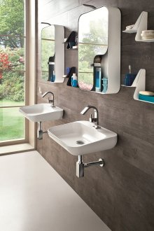 Красиви метални стенни шкафове с рафтове в банята