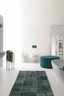 Стелаж в интериора на банята