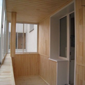 발코니 장식에 나무 안감