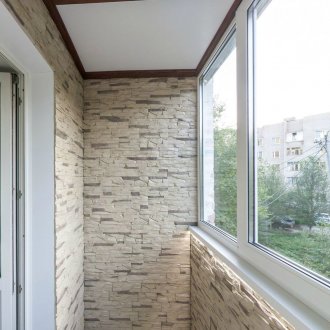 발코니의 베이지 그레이 장식용 돌