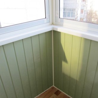 발코니 장식의 녹색 솔기 안감